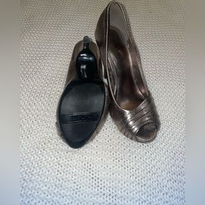 Woman’s rose gold metallic high heel - size 6